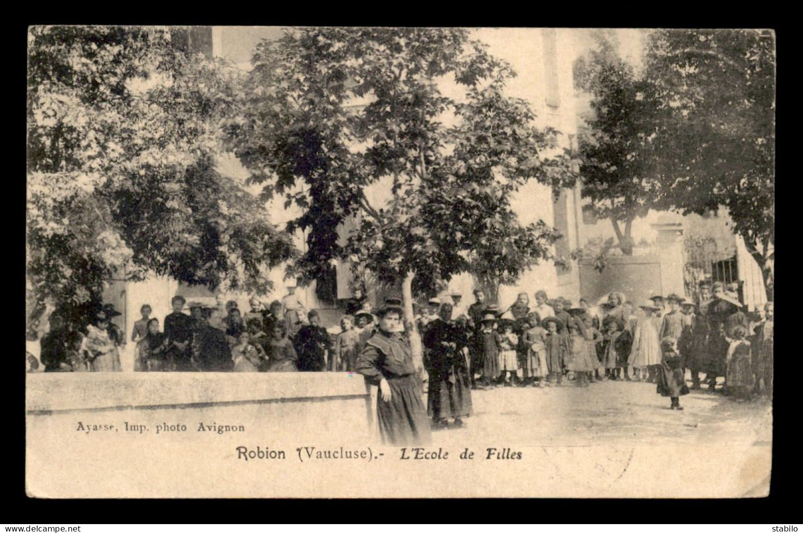 84 - ROBION - L'ECOLE DE FILLES