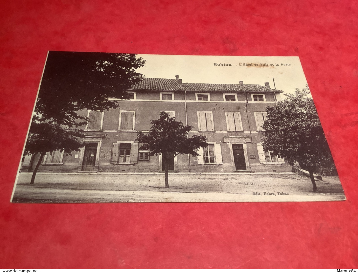 84/ robion l’hôtel de ville et la poste