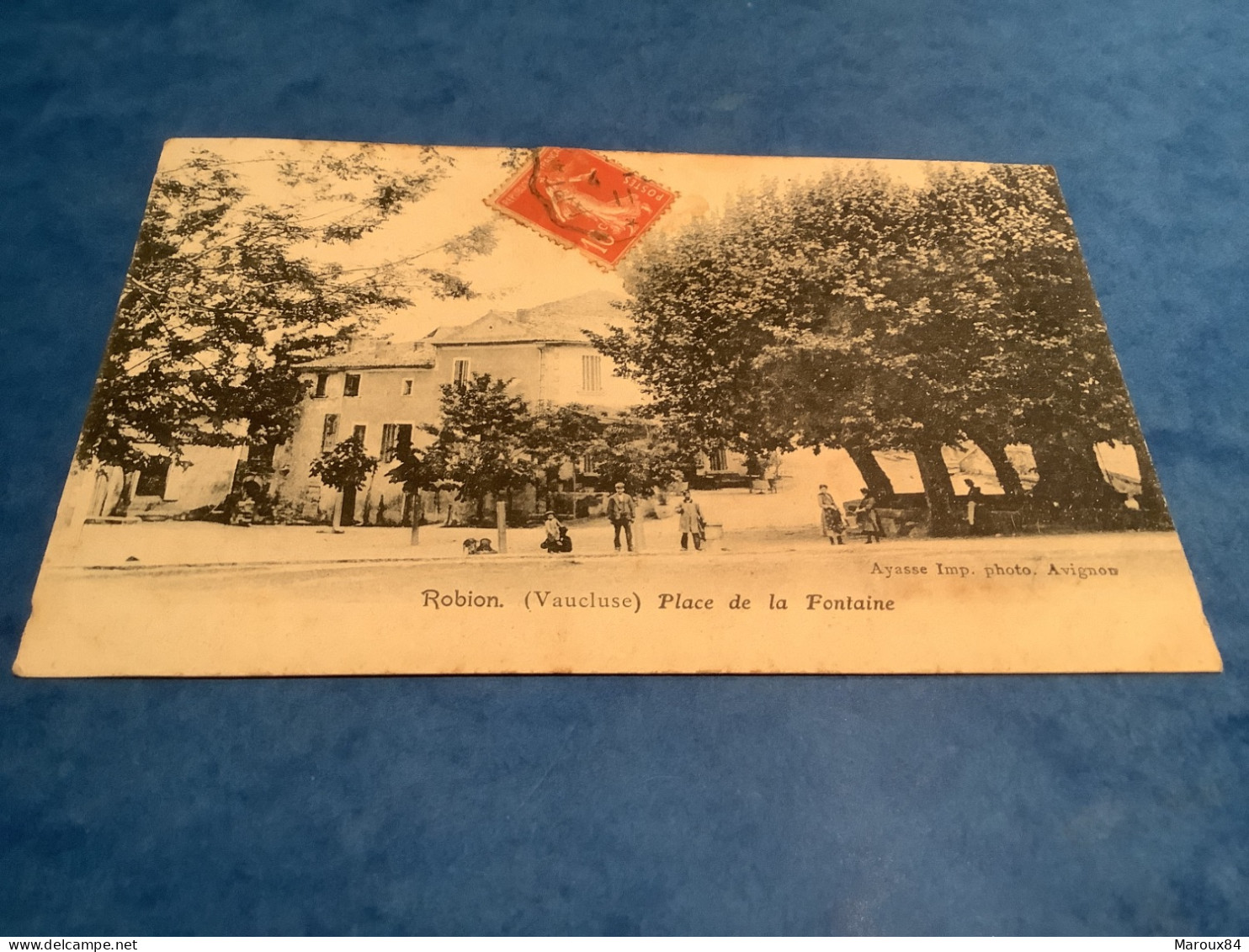 84/. Robion place de la fontaine