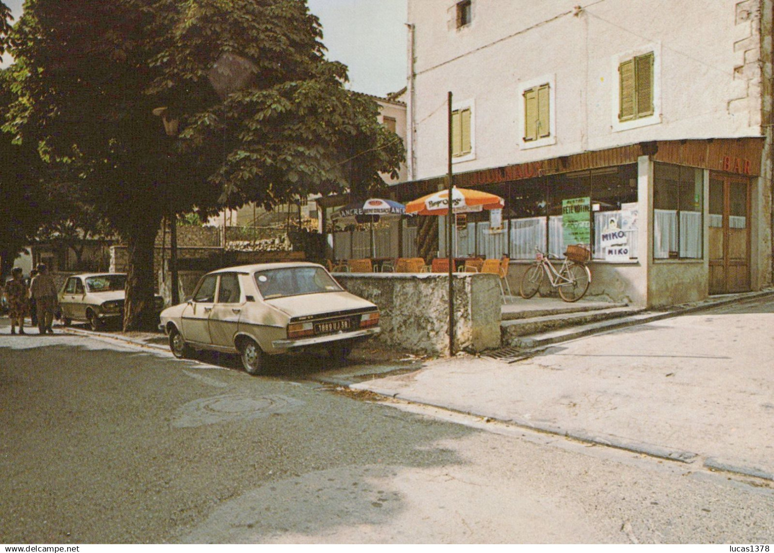 84 / SAINT CHRISTOL ALBION / LE COURS / BAR TABACS / VOITURES R16 T R12 TS