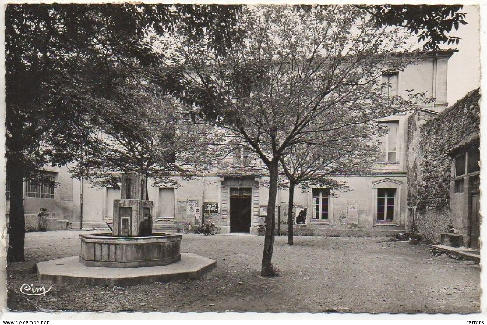84 SARRIANS  Place de l'Hôtel de Ville