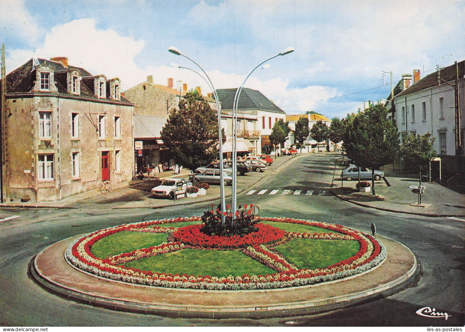 85 AIZENAY LE ROND POINT