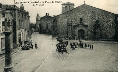 85 - LES EPESSES - la place de l'église
