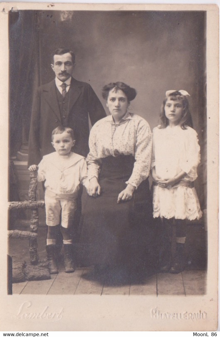 86 - CARTE PHOTO LAMBERT CHATELLERAULT - UNE FAMILLE PHOTOGRAPHIE DANS STUDIO