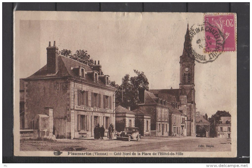 86 - Pleumartin - Coté Nord de la place de l'Hotel de ville - Hotel de l'Univers