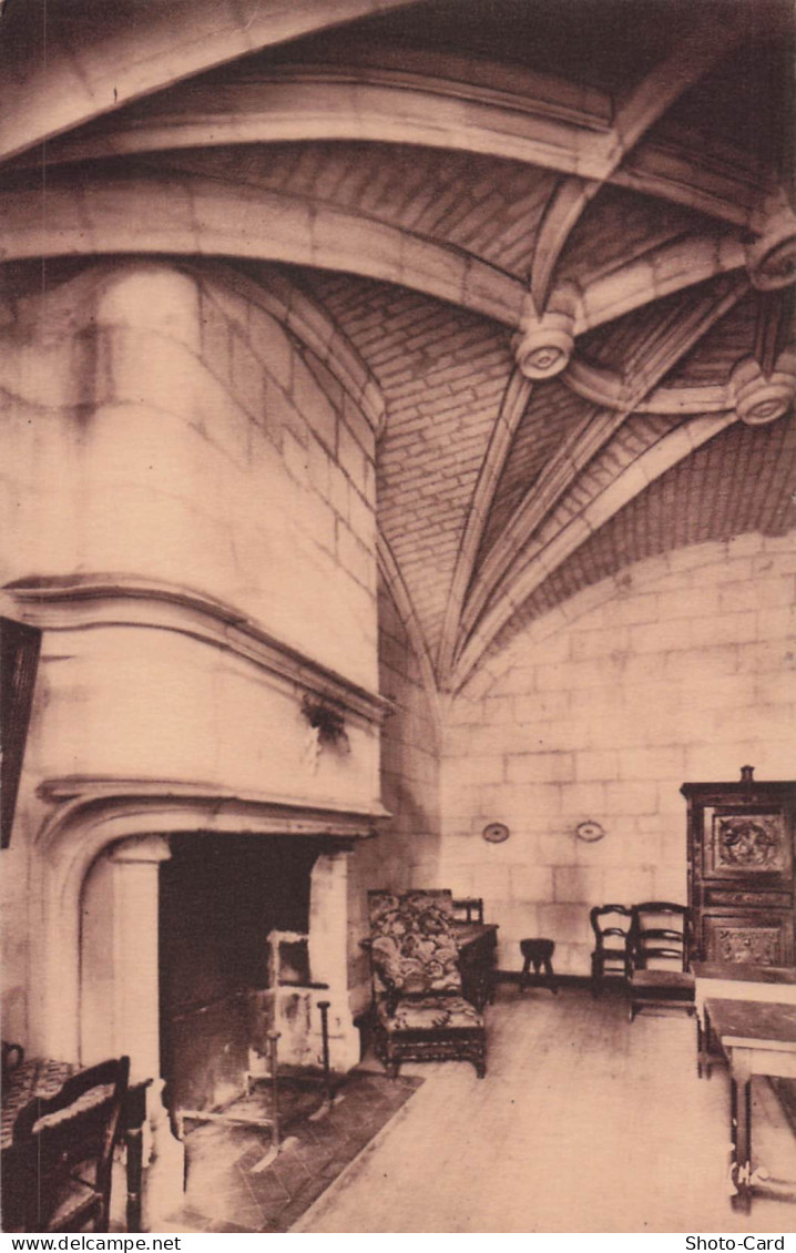 86 SCORBE CLAIRVAUX SALLE DU DONJON