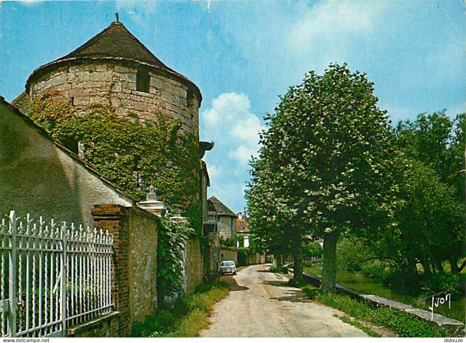 89 - Noyers sur Serein - Les Remparts - Automobiles - CPM - Voir Scans Recto-Verso