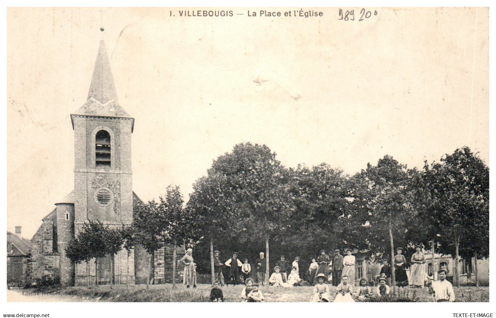 89 VILLEBOUGIS - la place et l'eglise (animation)