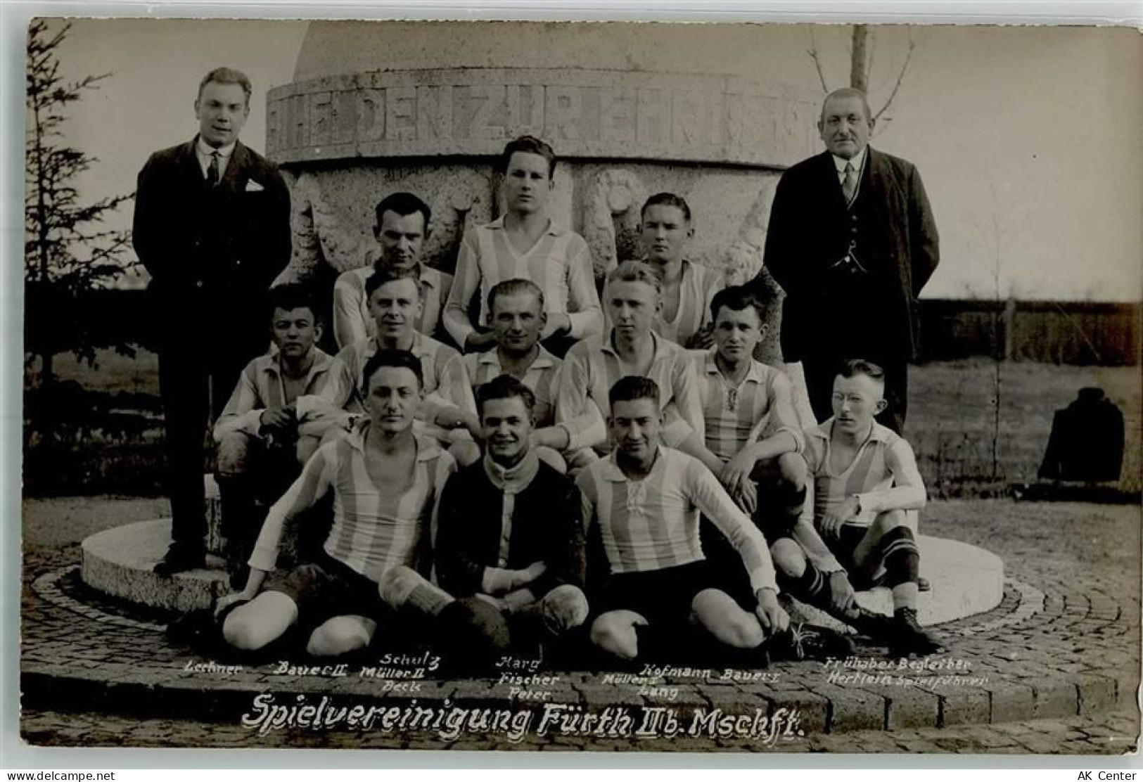 90762 W8510 Fürth , Bay Foto AK Gruppenfoto Fußballmannschaft Spielverei... - 13655581