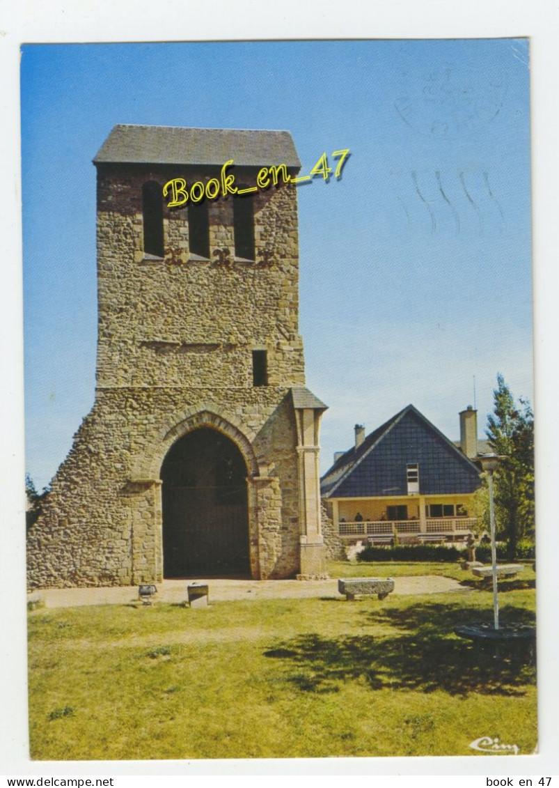 {90857} 53 Mayenne Villaines la Juhel , Le vieux clocher