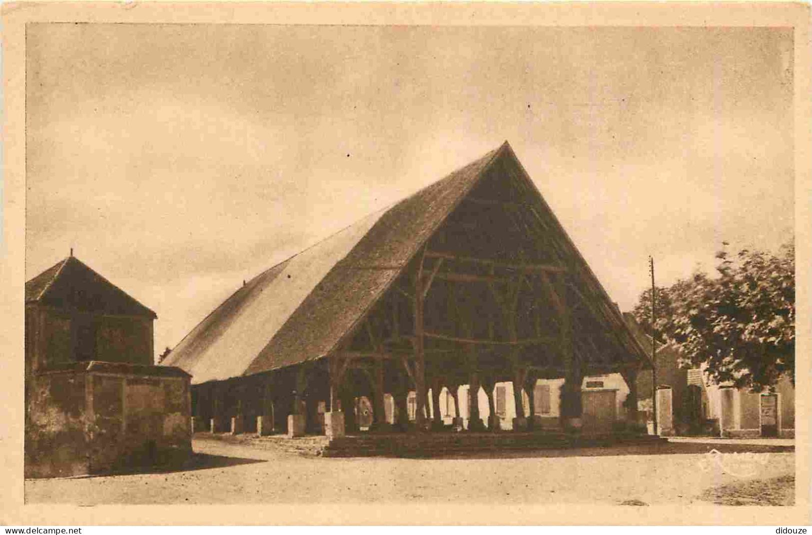 91 - Méréville - Les Halles - CPA - Voir Scans Recto-Verso