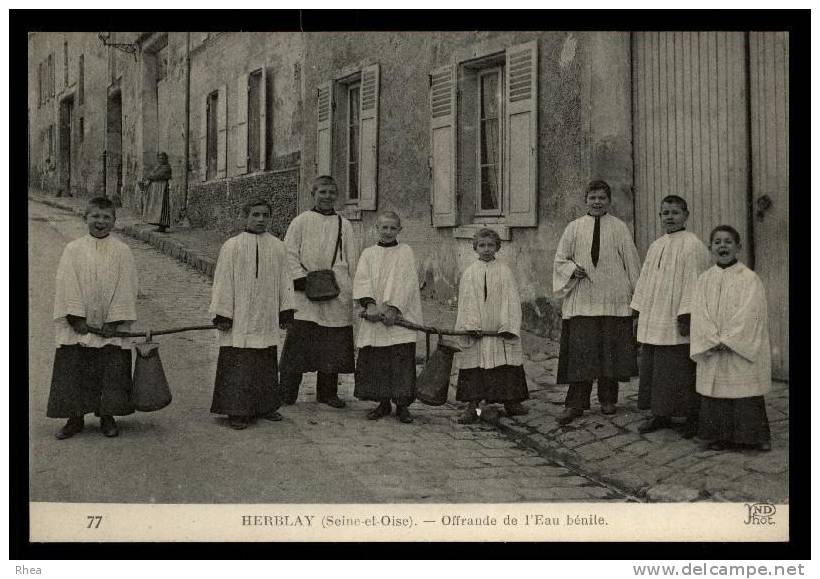 95 Herblay - offrande de l'eau benite - religion - enfants de chœur