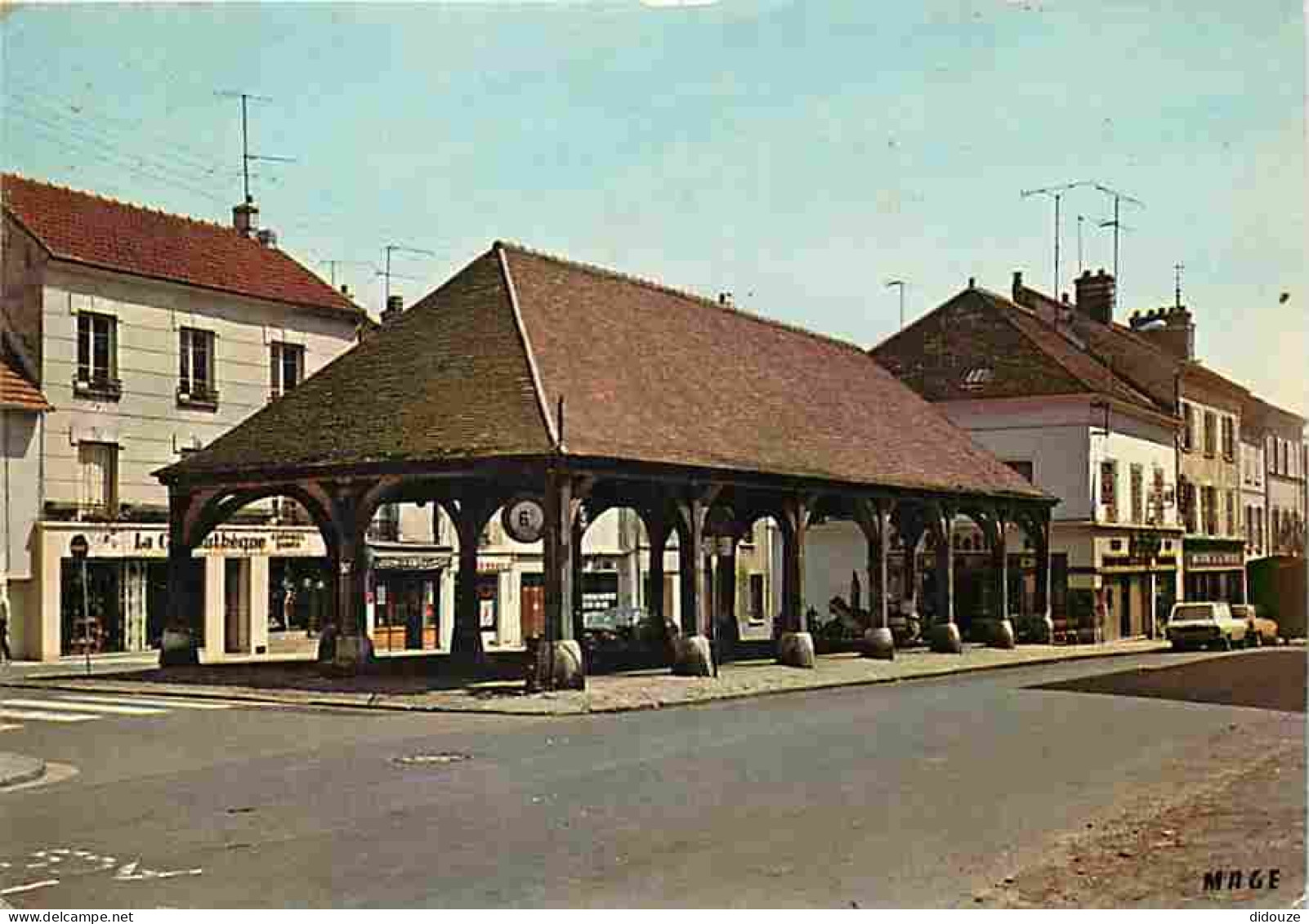 95 - Luzarches - La Halle - Automobiles - CPM - Voir Scans Recto-Verso