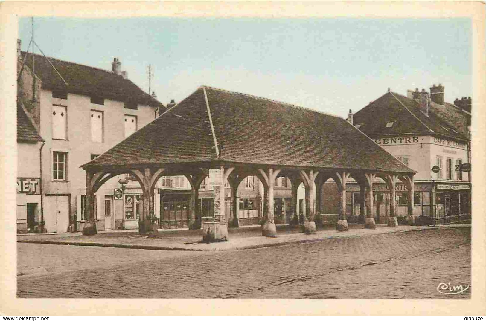 95 - Luzarches - La Halle - CPA - Voir Scans Recto-Verso