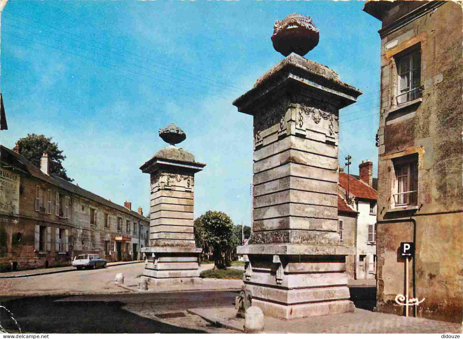 95 - Magny en Vexin - Les Piliers - CPM - Etat froissures - Voir Scans Recto-Verso