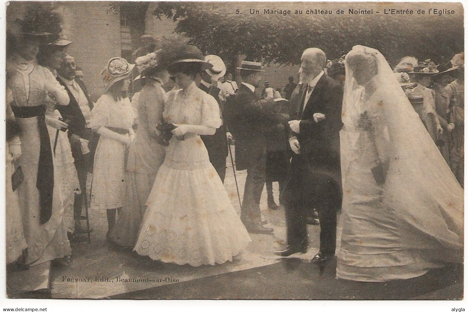 95 - NOINTEL - un mariage au château - L'entrée de l'Eglise - CPA non écrite, verso scanné