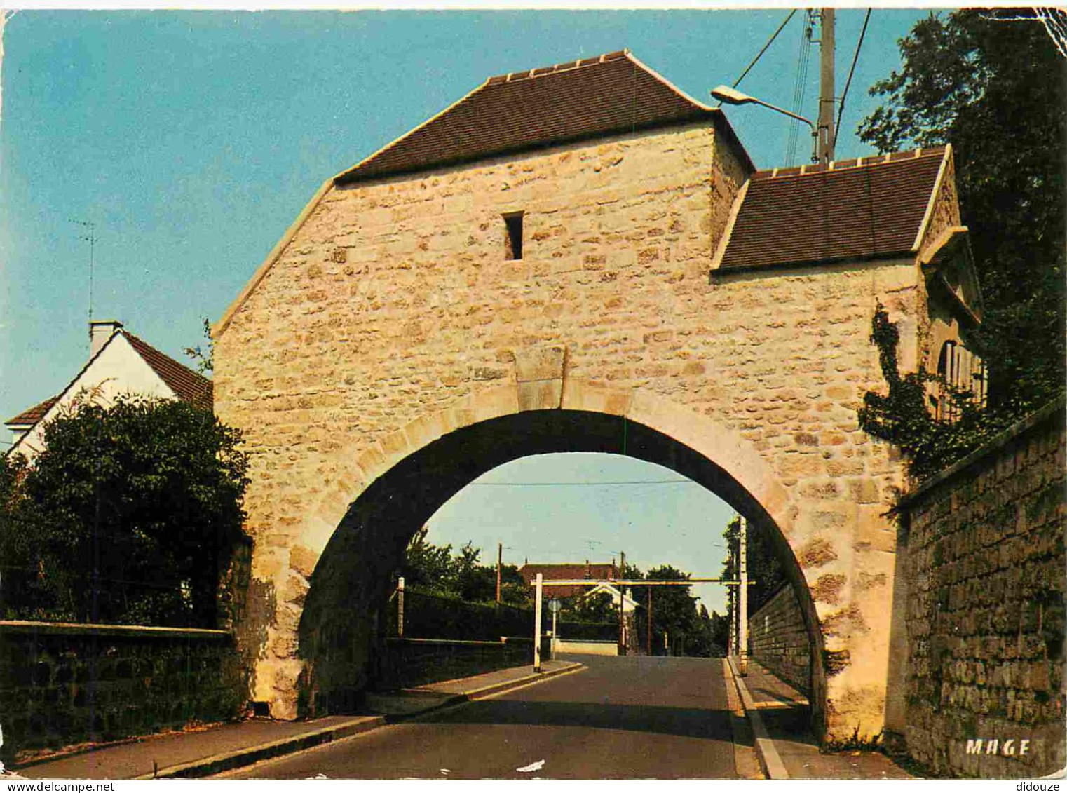 95 - Saint-Ouen-l'Aumône - Pont arqué de l'Abbaye de Maubuisson - CPM - Etat froissures - Voir Scans Recto-Verso