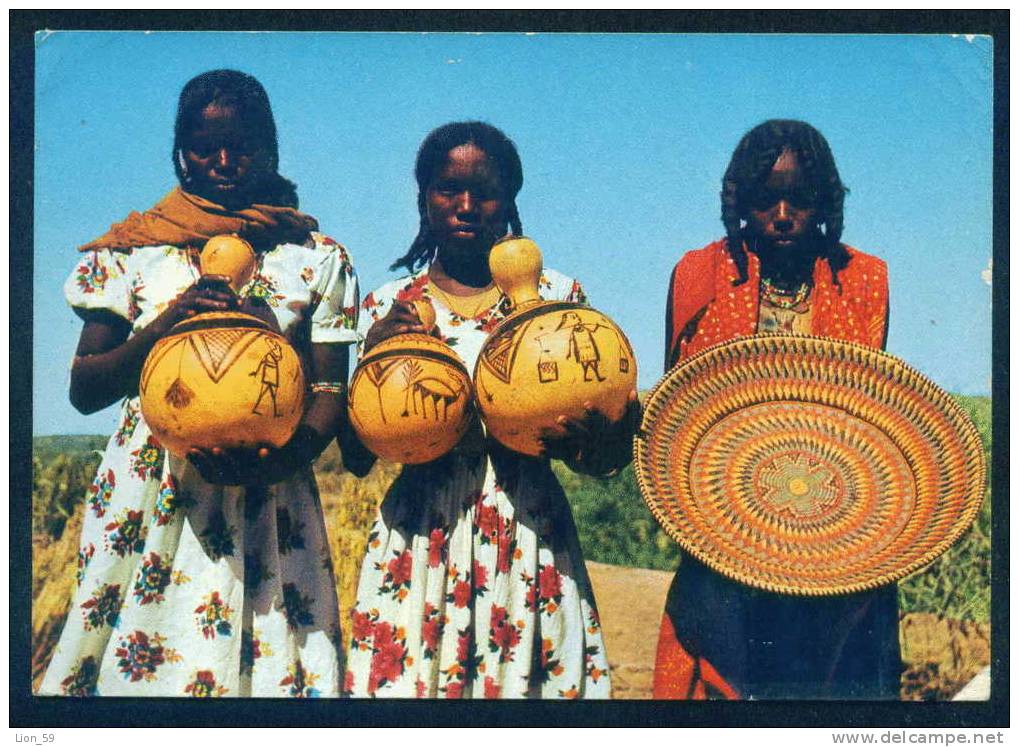 96001 / ETHIOPIA - GIRLS WITH SAMPLES OF THE LOCAL COTTAGE INDUSTRY ,  Ethiopia Äthiopien Éthiopie