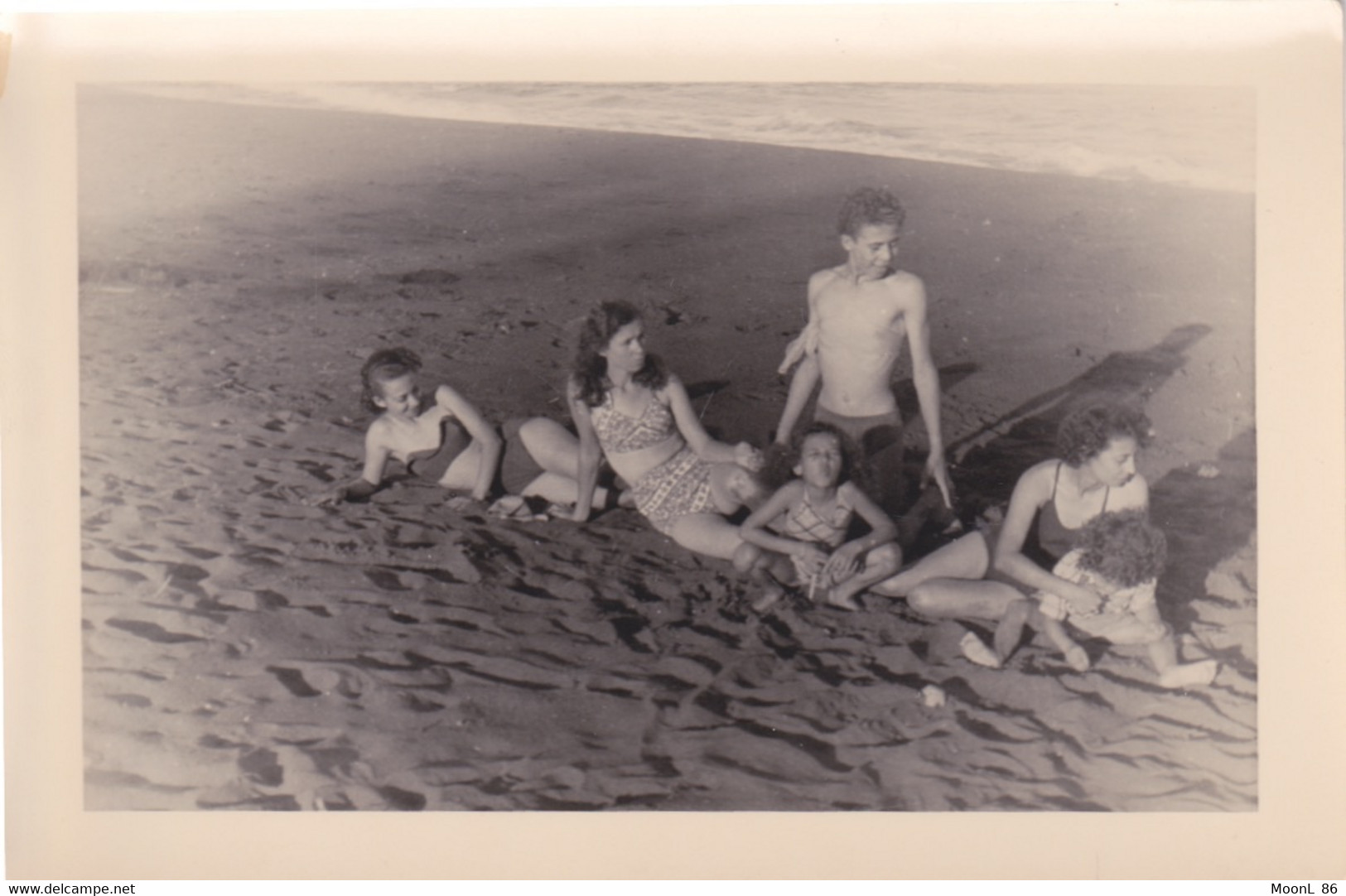 974 ILE DE La REUNION - photographie - FAMILLE CREOLE A LA PLAGE EN MAILLOT DE BAIN