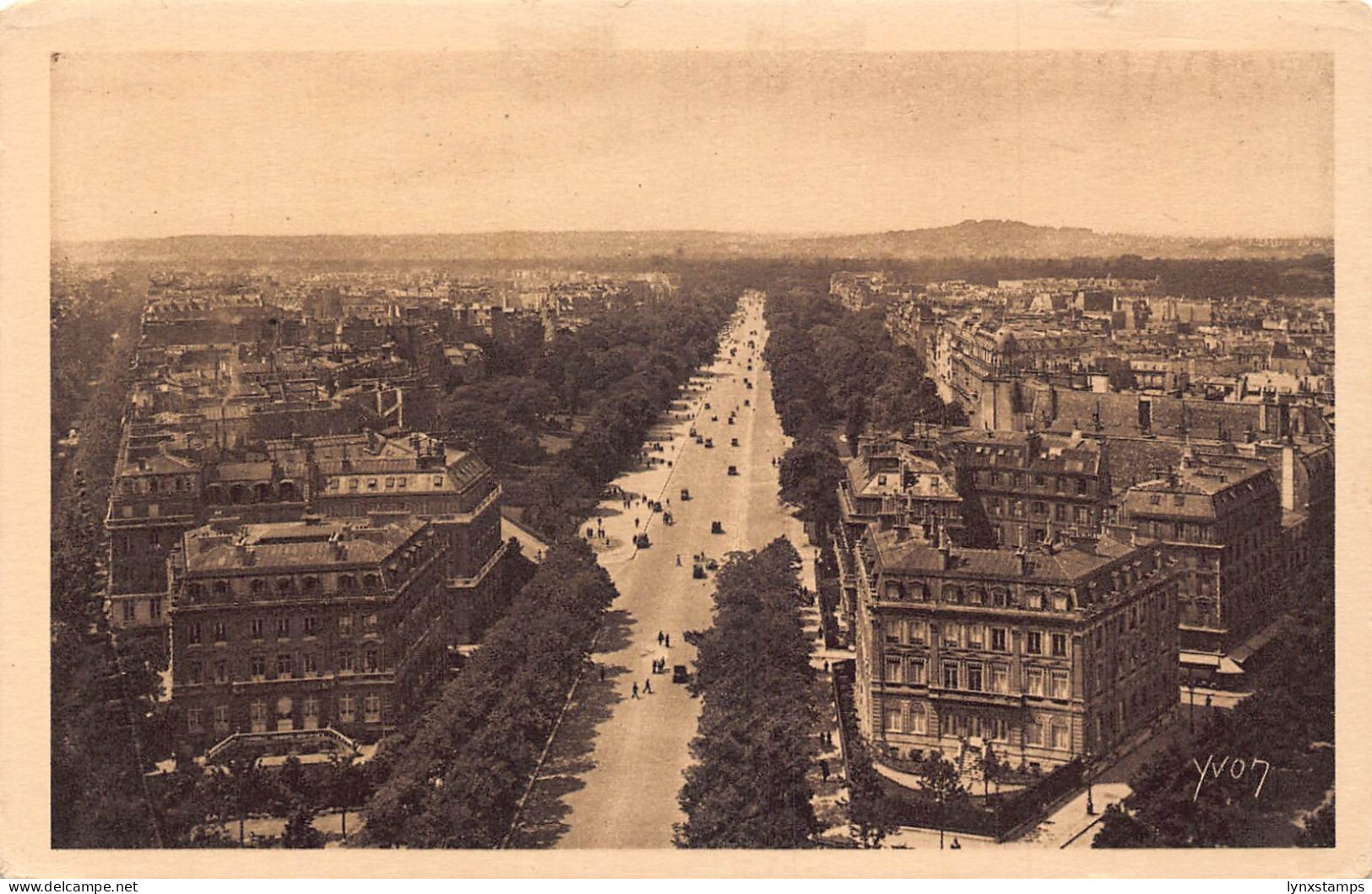 A184 France Paris L'Avenue du Boise de Boulogne Dans de Fond postcard