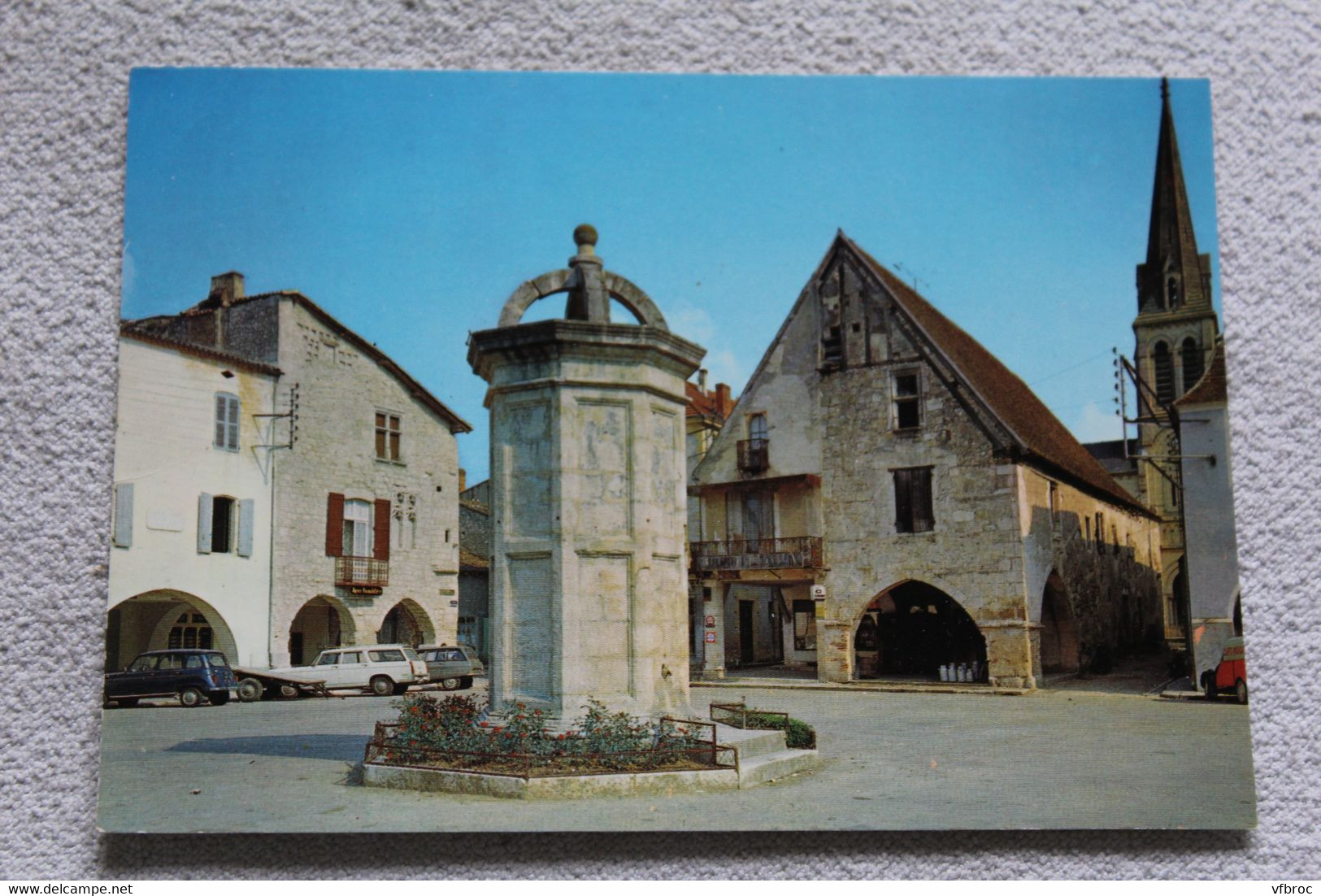 A593, Eymet, la place Gambetta, maisons à galeries, Dordogne 24