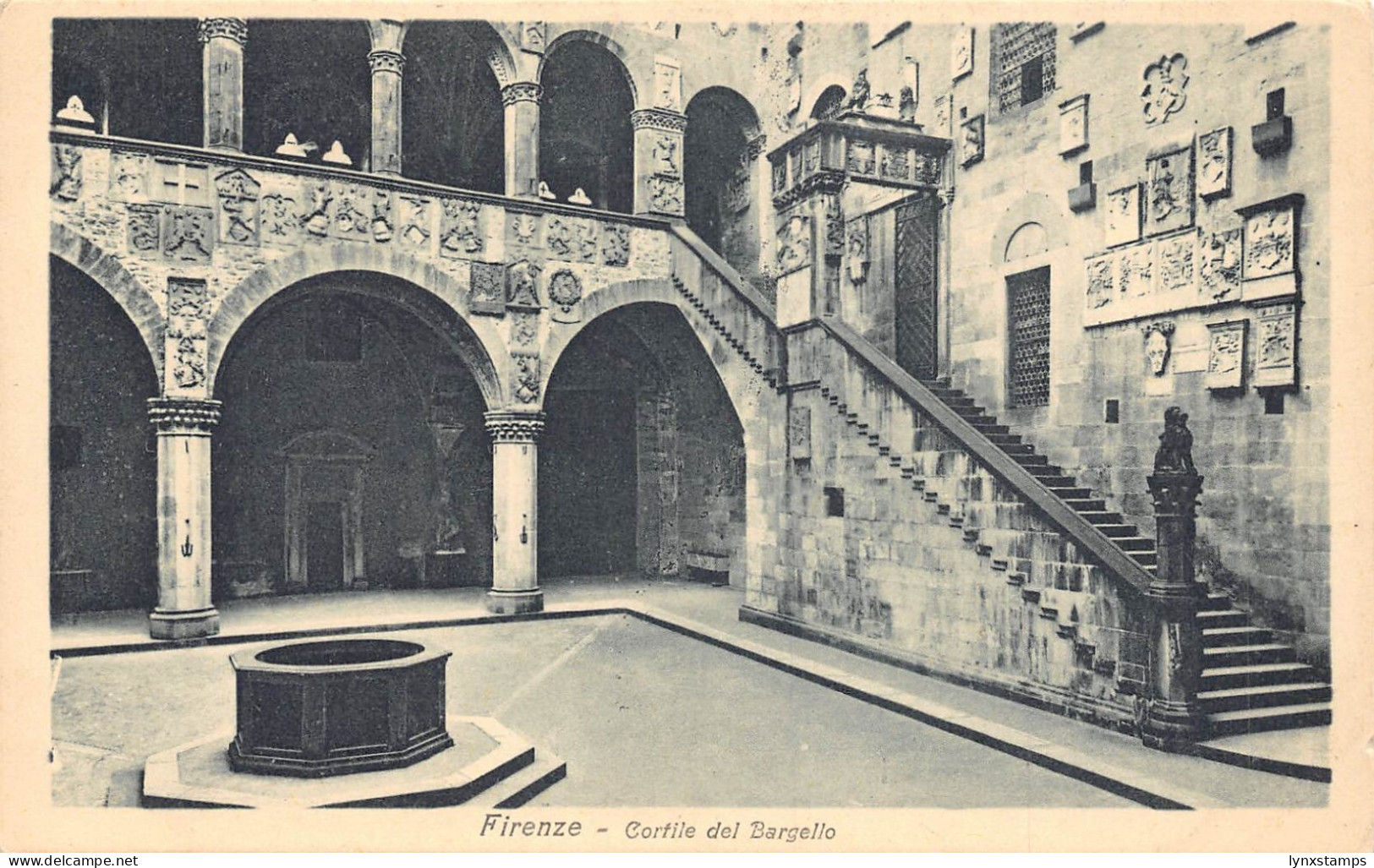 A807 Italy Firenze Florence Cortile del Bargello vintage postcard
