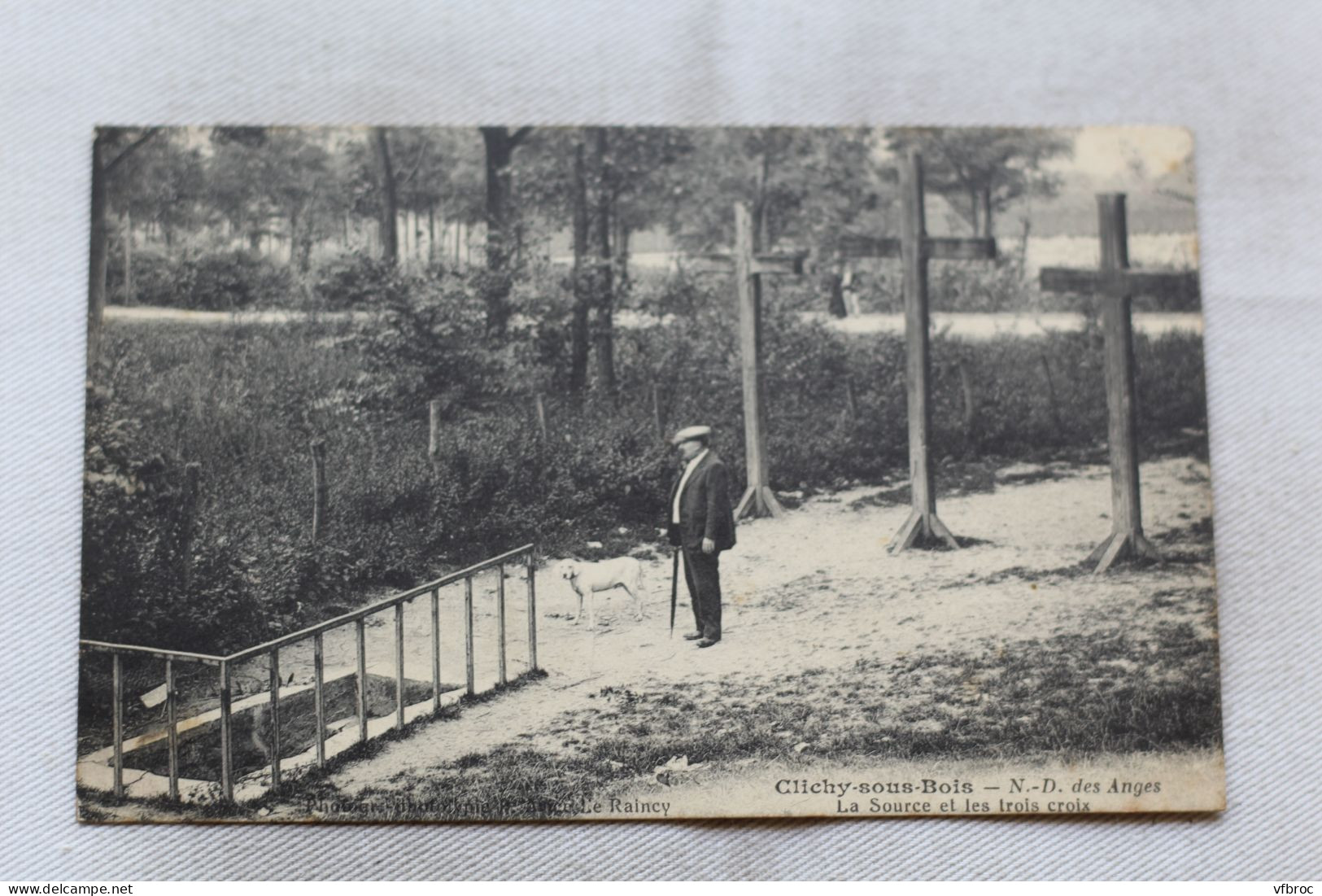 AA864, Clichy sous Bois, Notre Dame des Anges, la source et les trois croix, Seine saint Denis 93