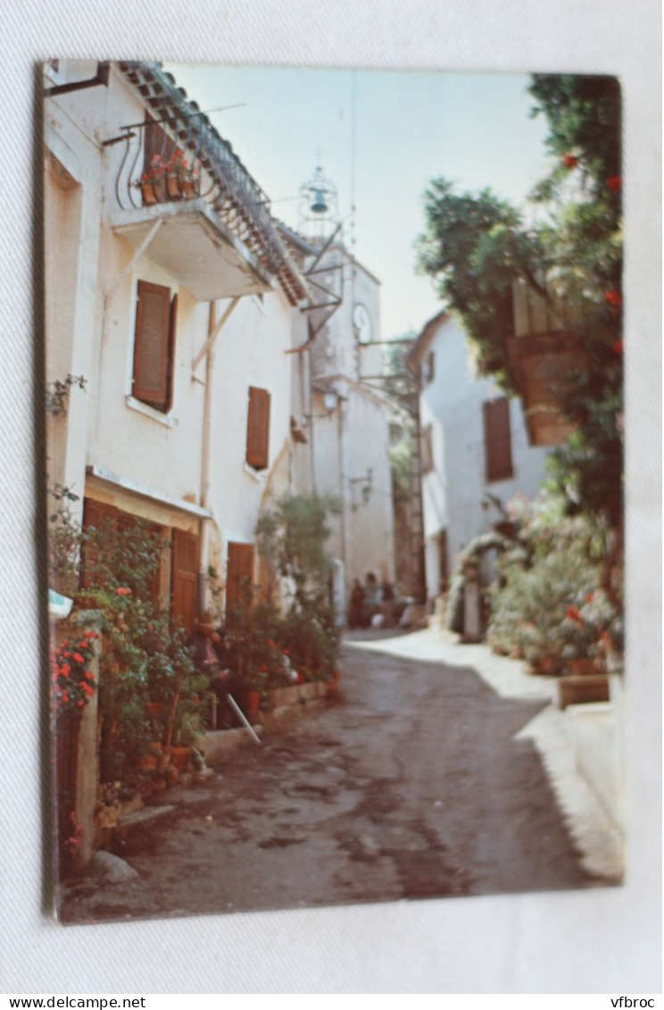 AB589, Cpm 1982, La Garde, une rue fleurie, Var 83