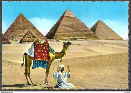 Gebet bei den Giza Pyramiden