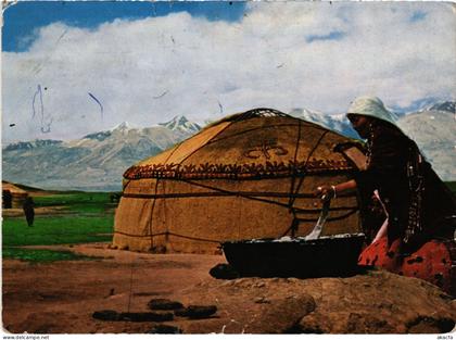 PC AFGHANISTAN, A KIRGIS WOMAN IN PAMIR, MAKING CURD, Modern Postcard (b48144)