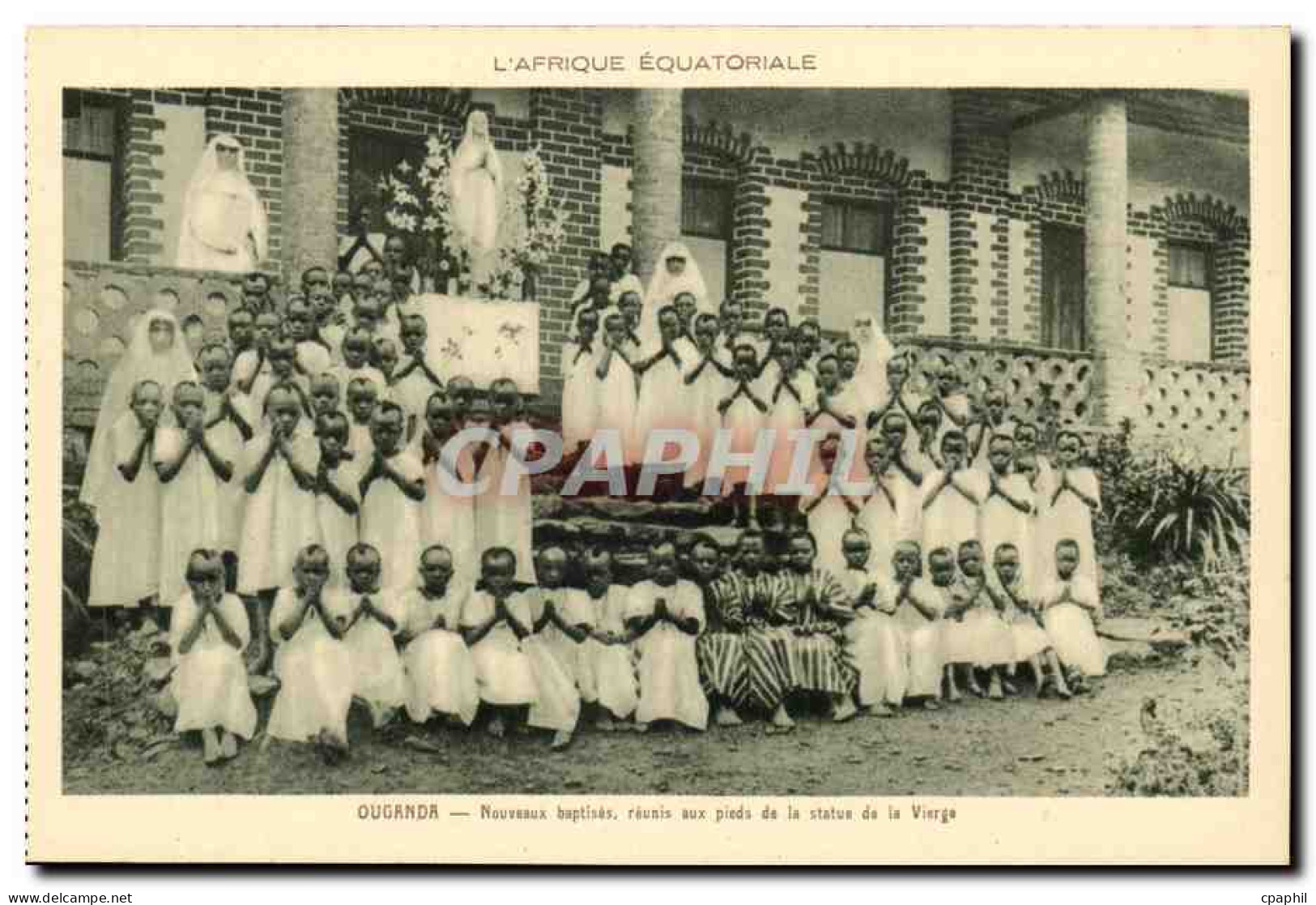 Afrique-Africa- Ouganda- Nouveaux baptises reunis aux pieds de la statue de la Vierge -CPA