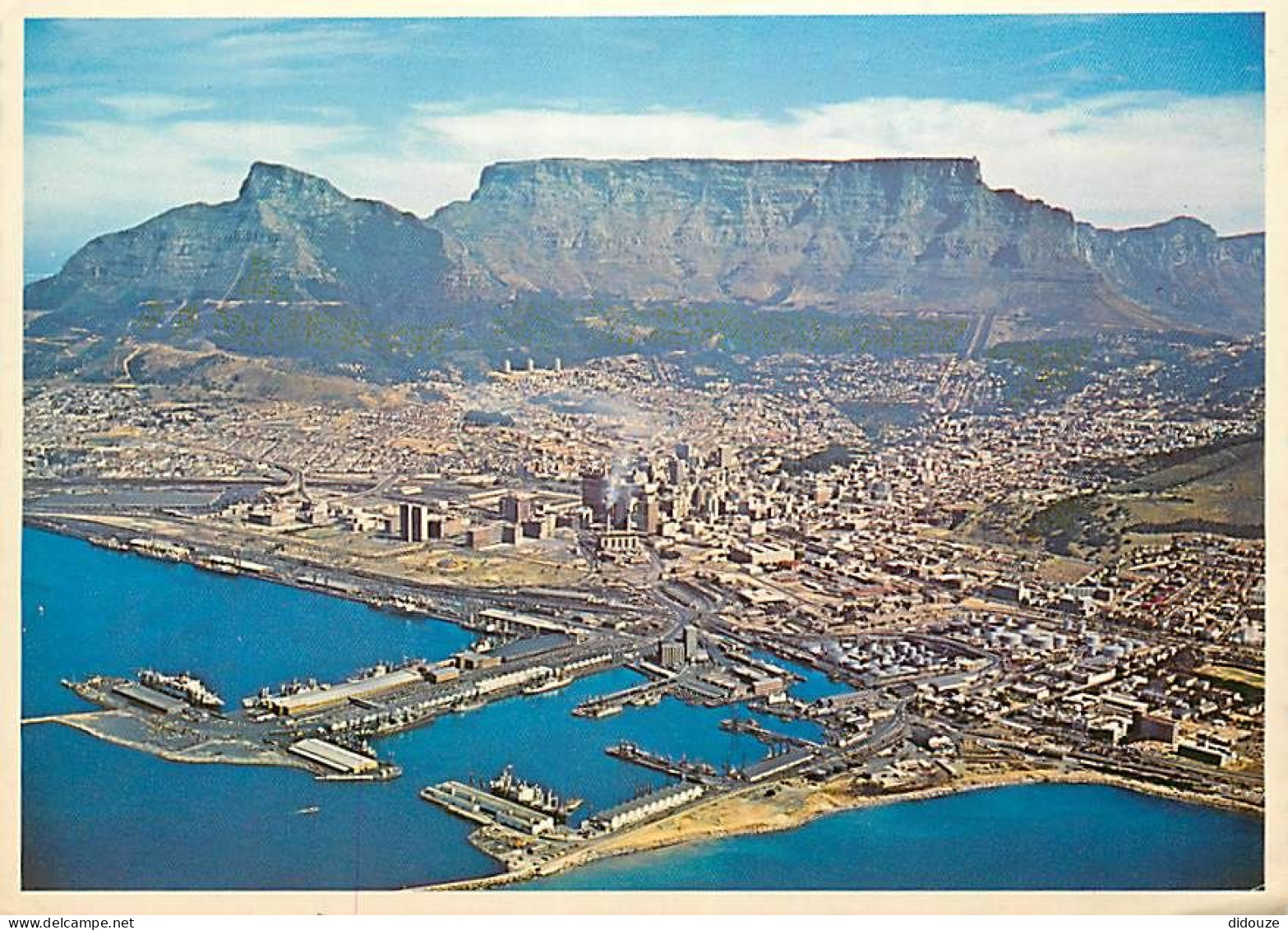 Afrique du Sud - South Africa - Cape Town - Capital and mother city of South Africa lying betow Devil's Peak and Capital