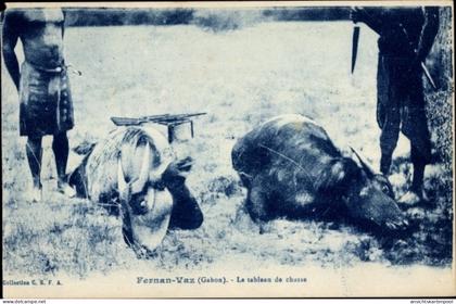CPA Fernan Vaz Gabun, Le tableau de chasse, Jäger mit Beute