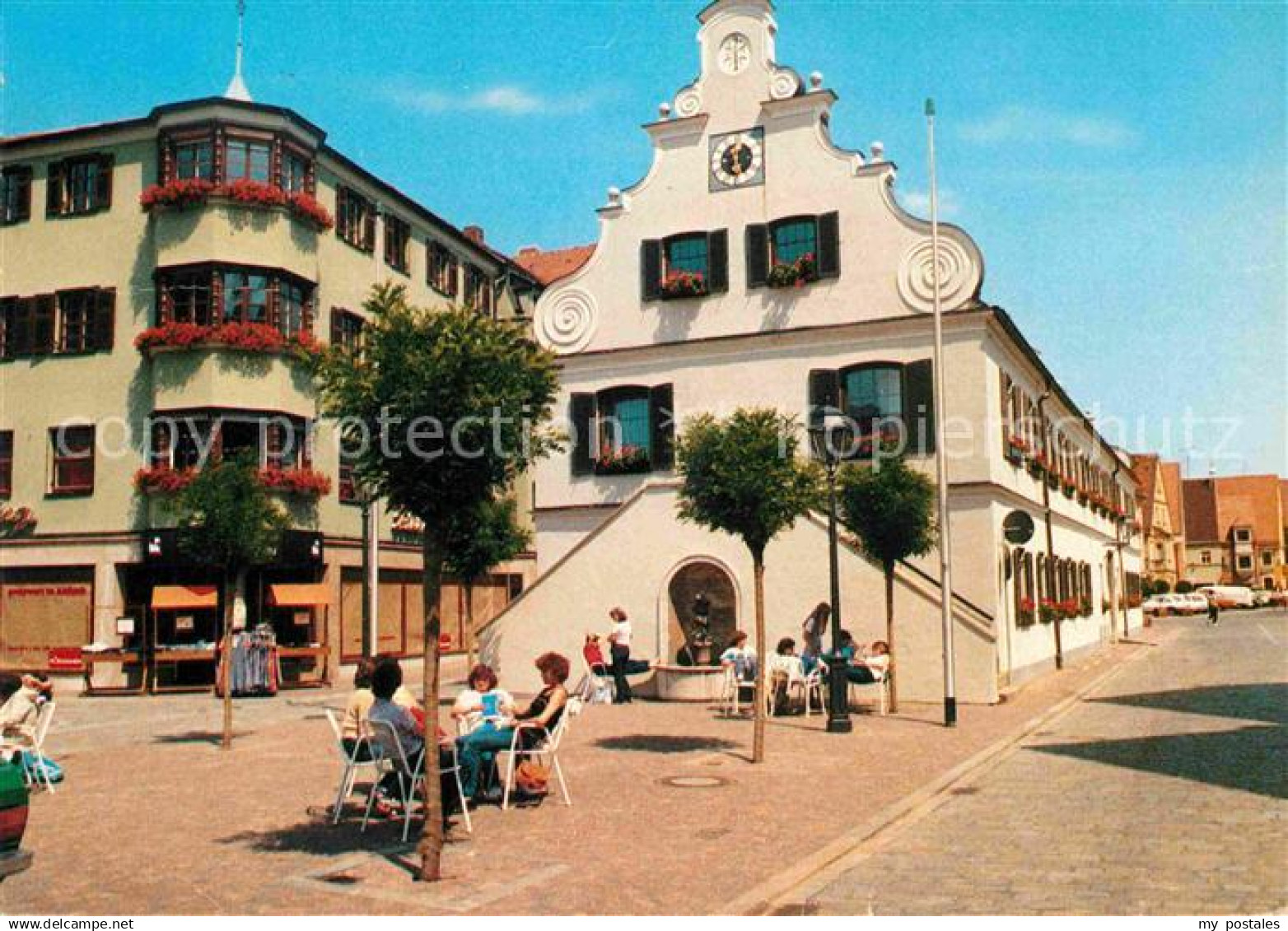 Aichach Innenstadt Fussgaengerzone Strassencafe Giebelhaus