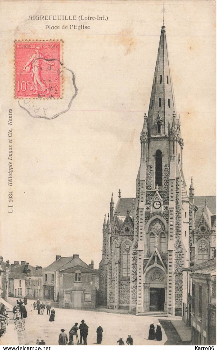 aigrefeuille sur maine * la place de l'église du village