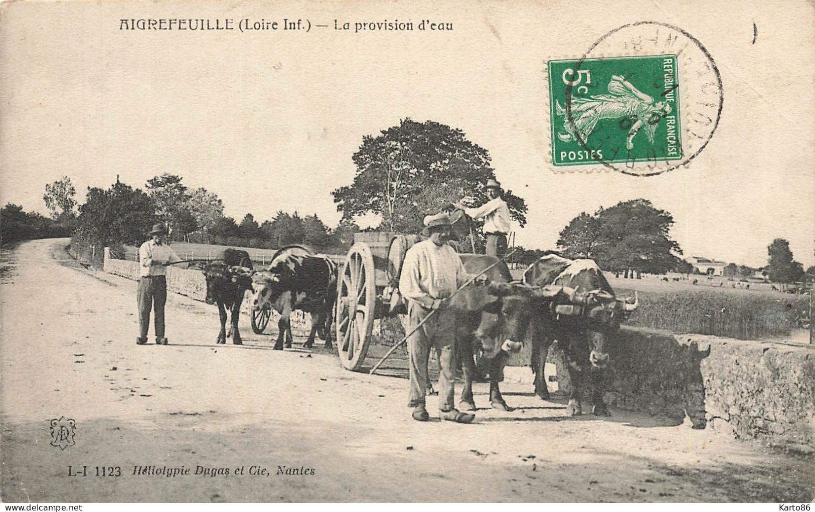 aigrefeuille sur maine * la provision d'eau , porteur d'eau * attelage boeufs villageois