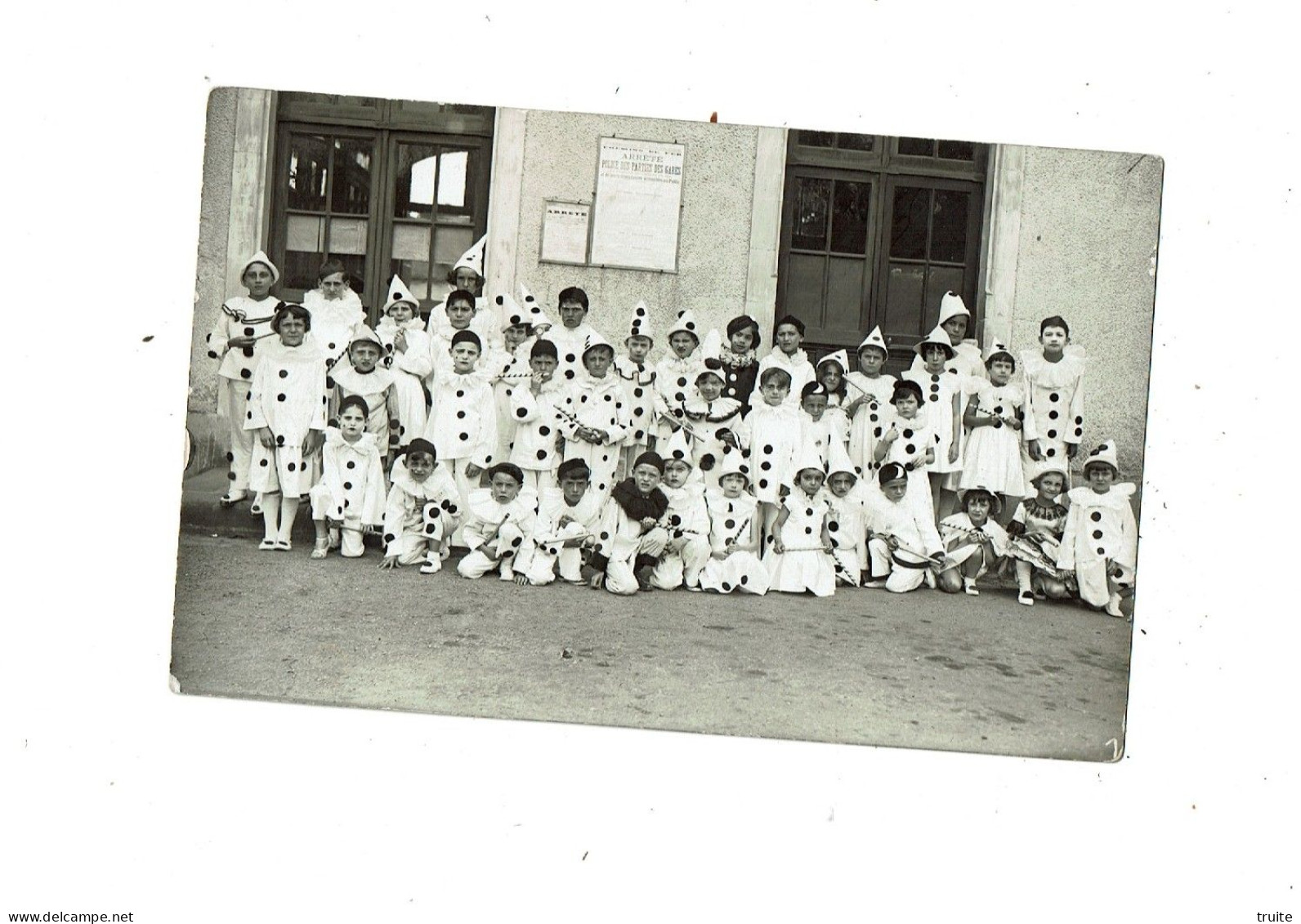 AIGUEPERSE ENFANTS DEGUISES EN PIERROT ET COLOMBINE     ( CARTE PHOTO ) 1933