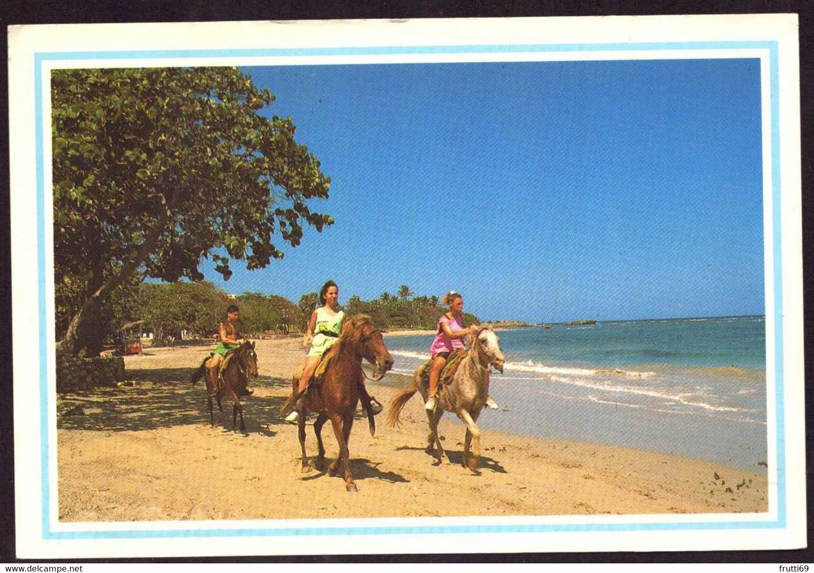 AK 000352 DOMINICAN REPUBLIC - Paseando en la Playa