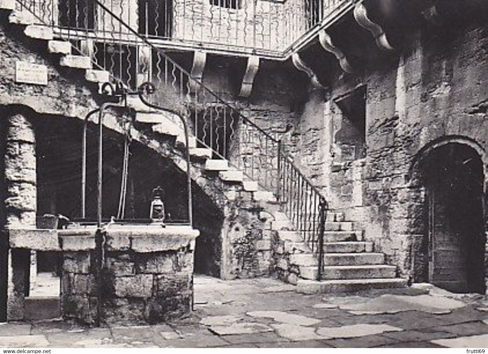 AK 060495 FRANCE - Marseille - Le Chateau - la Cour intérieure vue de l'entrée