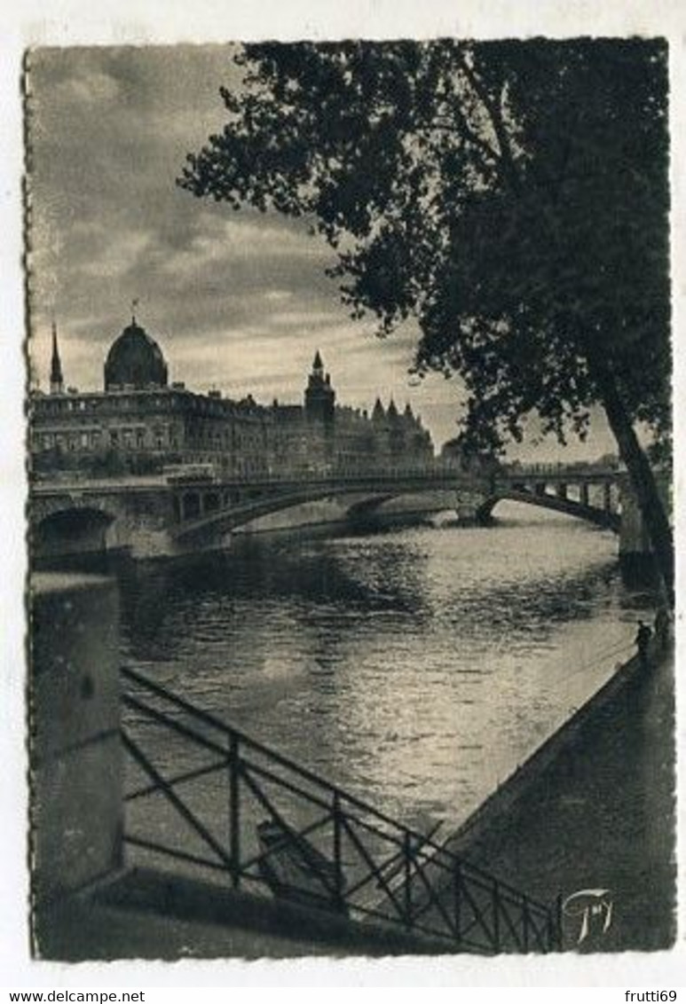 AK 117620 FRANCE - Paris - vue prise de la Seine sur la Conciergerie