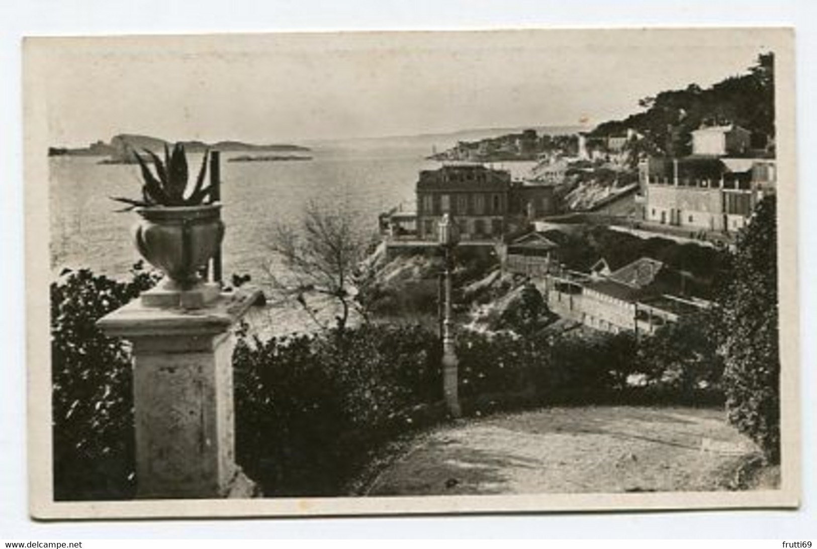 AK 122172 FRANCE - Marseille - La Corniche et les Iles, vues de la Réserve