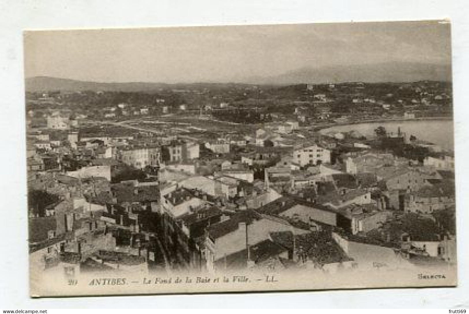 AK 132316 FRANCE - Antibes - Le Fond de la Baie et la Ville