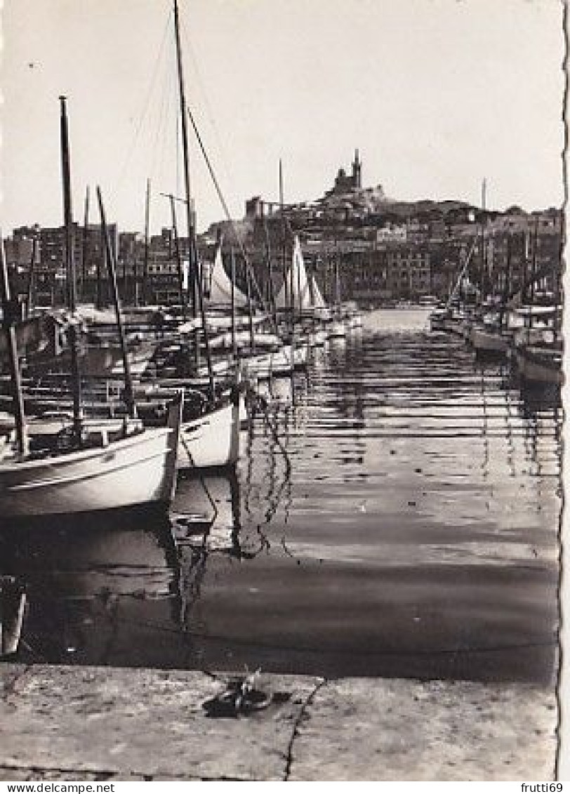 AK 190315 FRANCE - Marseille - Le Vieux Port et Notre-Dame-de-la-Garde