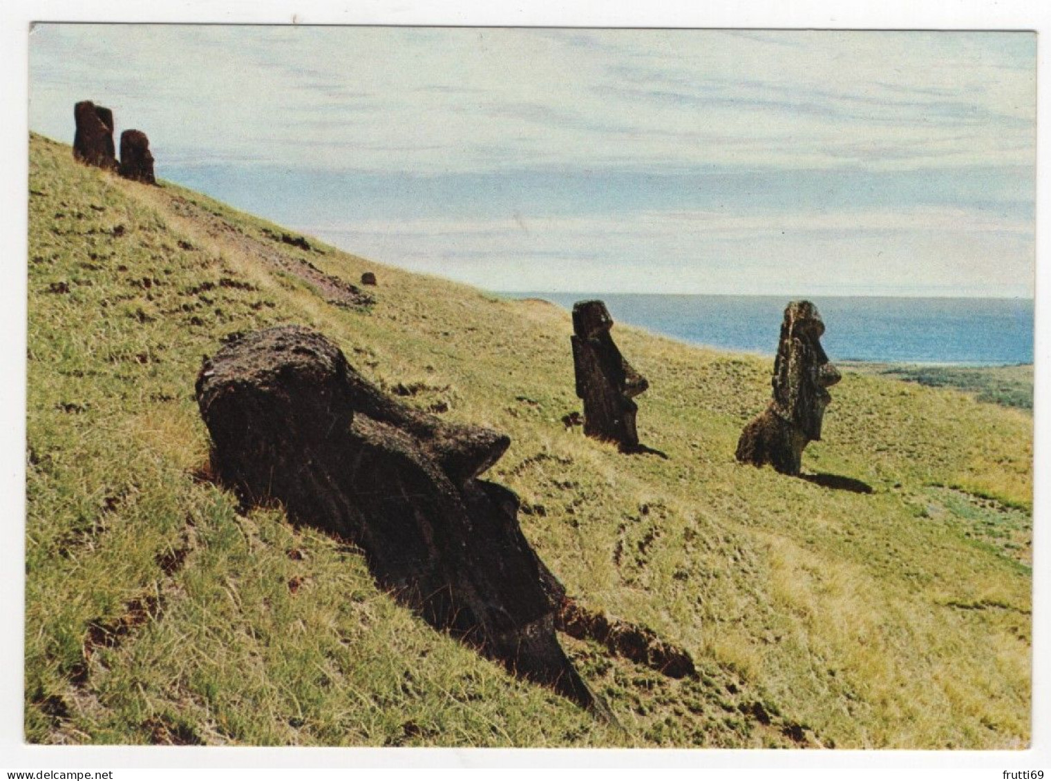 AK 214395 RAPA NUI / EASTER ISLANDS / ISLA DE PASCUA  - Moai  - Volcan Rano Raraku