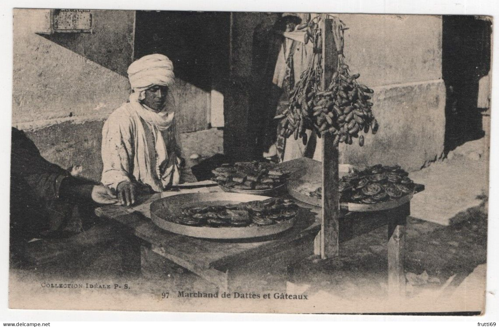 AK 218902 ALGERIA - Marchand de Dattes et Gateaux