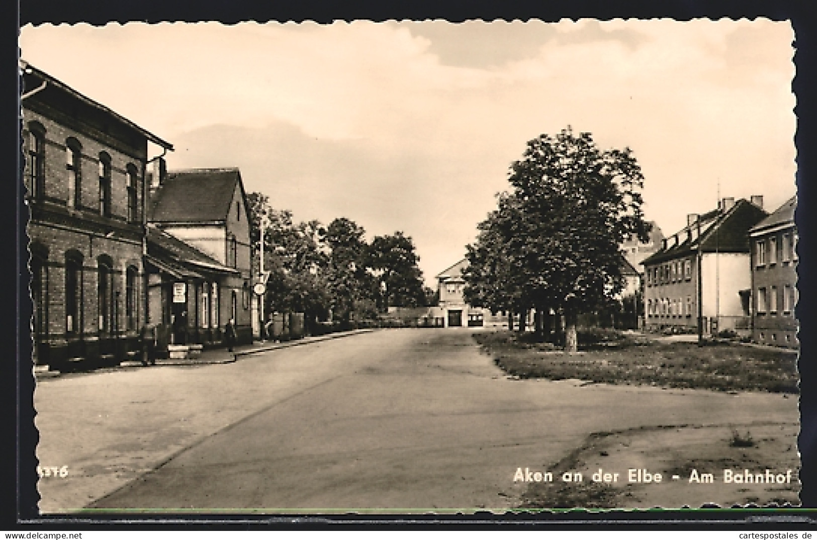 AK Aken an der Elbe, Strassenpartie am Bahnhof