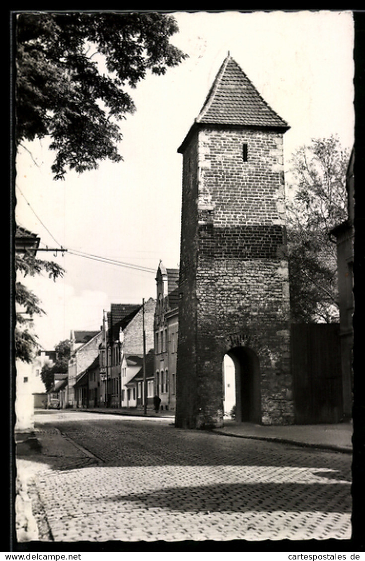 AK Aken /Elbe, Burgtor, Strassenansicht