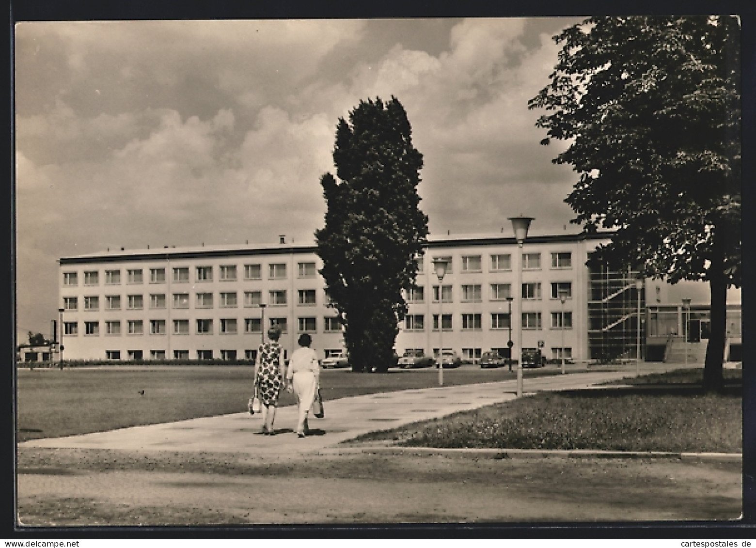 AK Berlin-Hohenschönhausen, Passanten vor dem Sporthotel