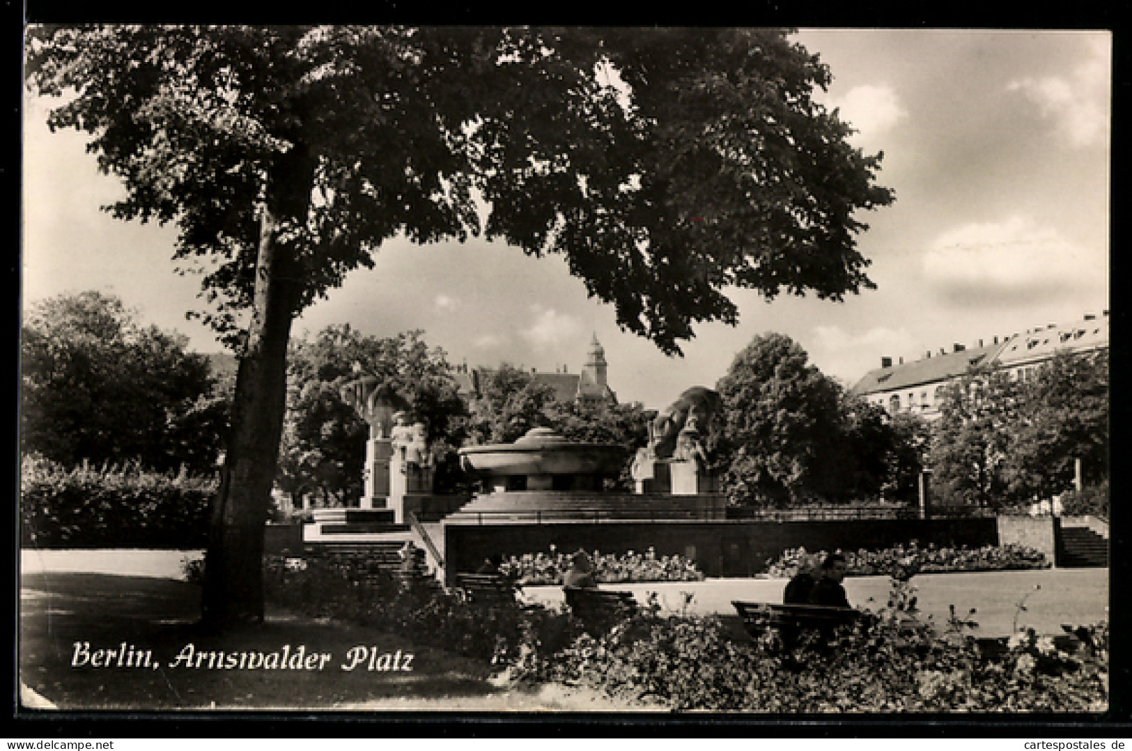 AK Berlin-Prenzlauer Berg, Arnswalder Platz, Brunnenanlage
