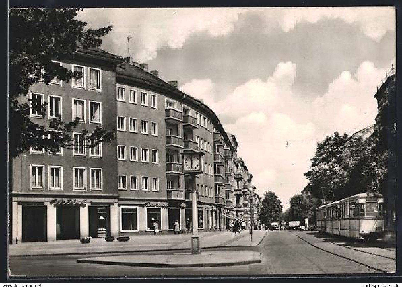 AK Berlin-Prenzlauer Berg, Kastanienallee mit Möbel-Geschäft und Strassenbahn